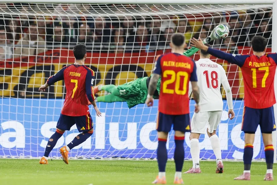 España sella su pase al Mundial con un empate agridulce, pero amplía su racha sin perder