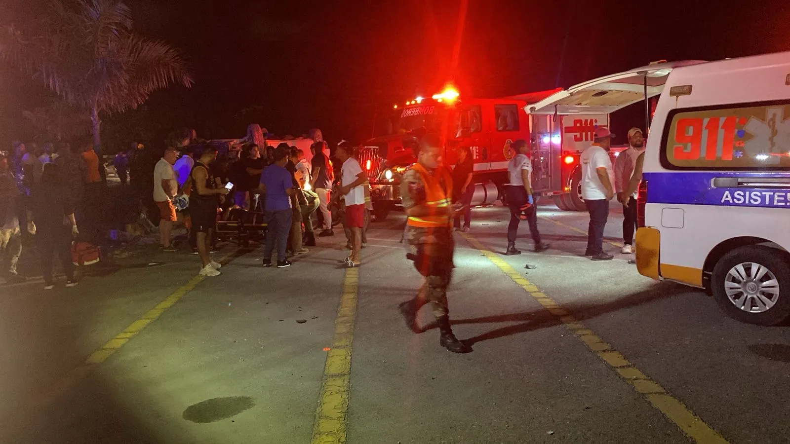 Accidente de minibús turístico en el Boulevard Turístico del Este deja tres heridos y retrasa la asistencia médica