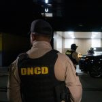 DNCD arresta en Santiago a reconocido microtraficante con drogas, armas y dinero en efectivo durante allanamiento en Puñal