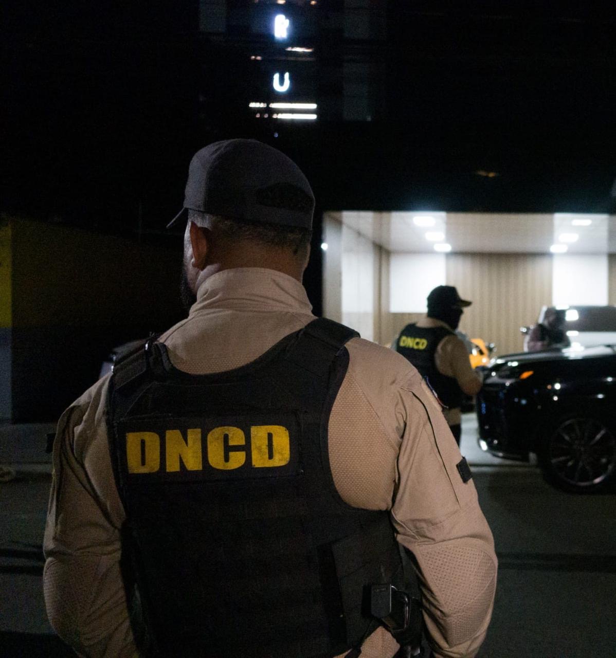 DNCD arresta en Santiago a reconocido microtraficante con drogas, armas y dinero en efectivo durante allanamiento en Puñal