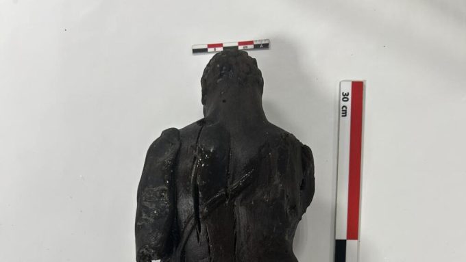 Una talla de madera de Hércules sobrevive 1.700 años sumergida en el centro de Ibiza