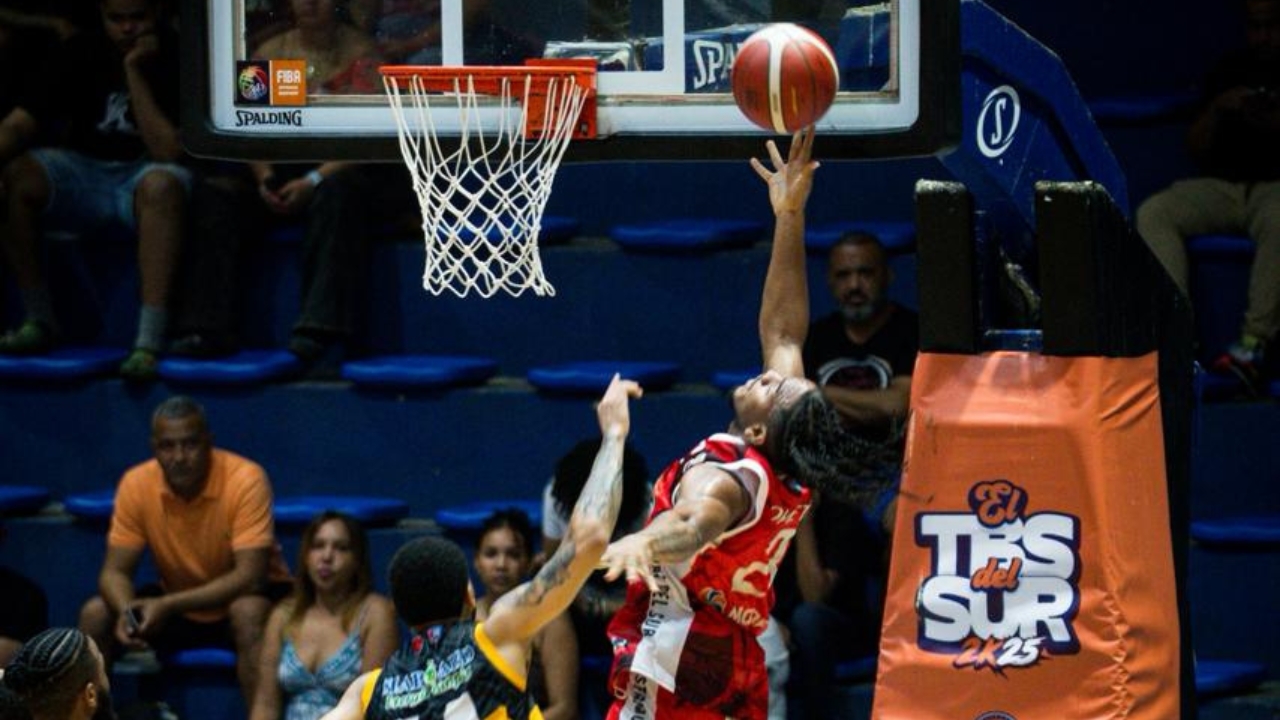 Ciro Pérez y Buitres triunfan en vibrante jornada del viernes en el Torneo de Baloncesto Superior de San Cristóbal