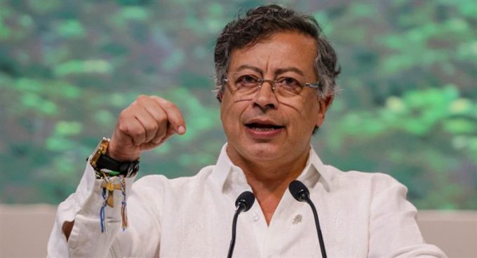 Petro pregunta a Trump "bajo qué norma" anuncia el cierre del espacio aéreo venezolano