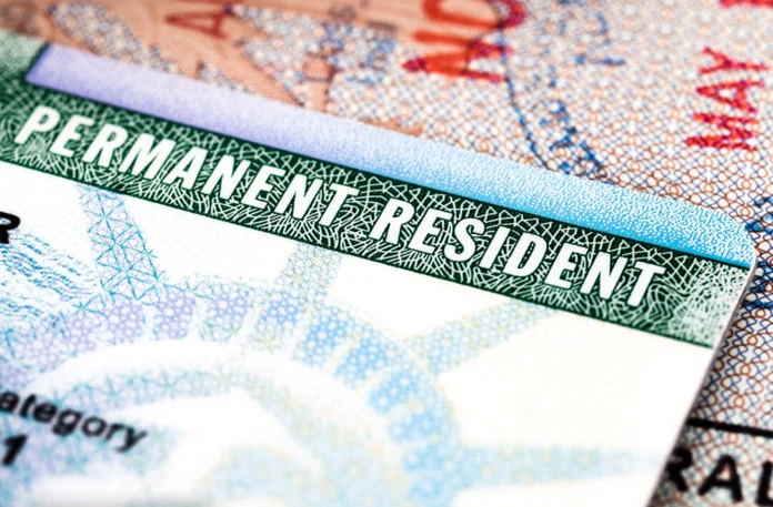 EEUU revisará tarjetas de residente de "todos" los migrantes de países de "preocupación"