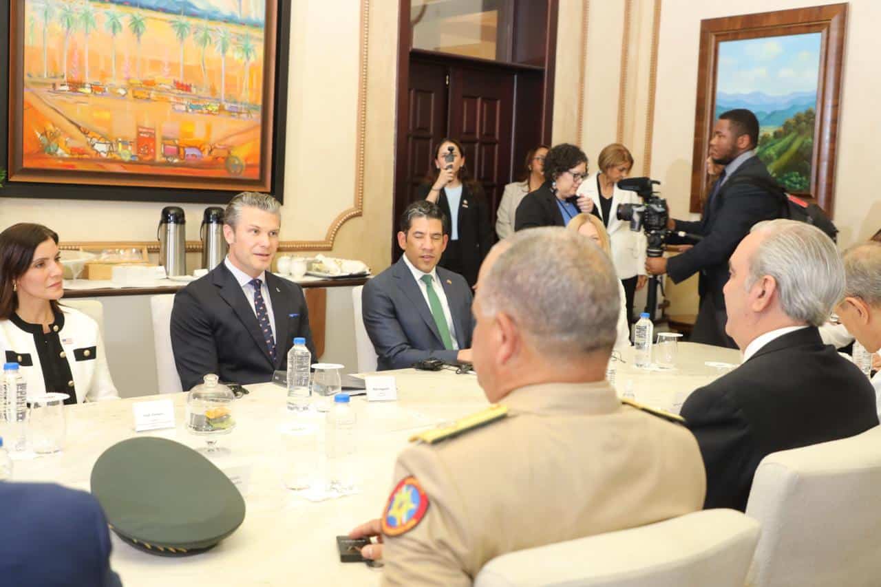 Secretario de Defensa de EE.UU. se reúne con Abinader en el Palacio Nacional