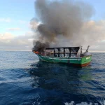 Rescatados los cuatro tripulantes de un pesquero incendiado frente a la costa asturiana