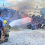 Incendio destruye almacén de madera y zinc en Verón