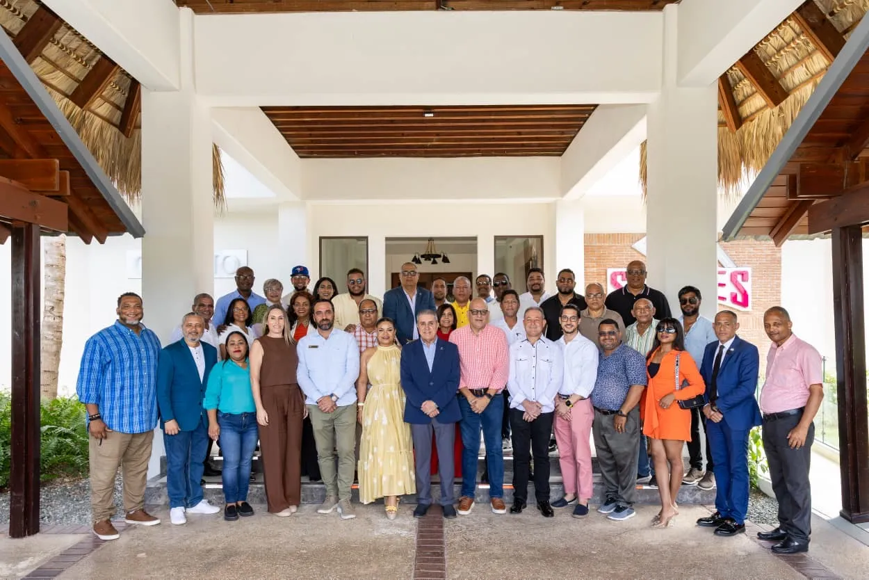 AHRB y ADOMPRETUR trazan agenda conjunta para fortalecer el turismo en La Romana en 2026