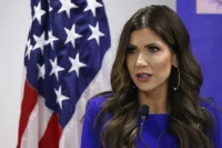 Kristi Noem insta a Trump a prohibir viajar a EE.UU. a personas de países que enviaron «invasores»