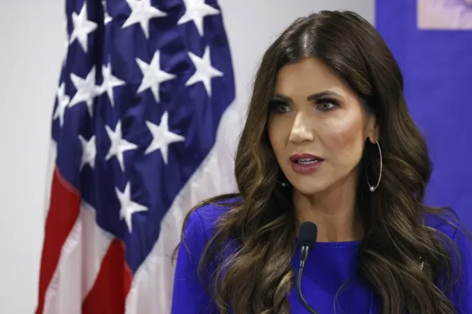 Kristi Noem insta a Trump a prohibir viajar a EE.UU. a personas de países que enviaron «invasores»