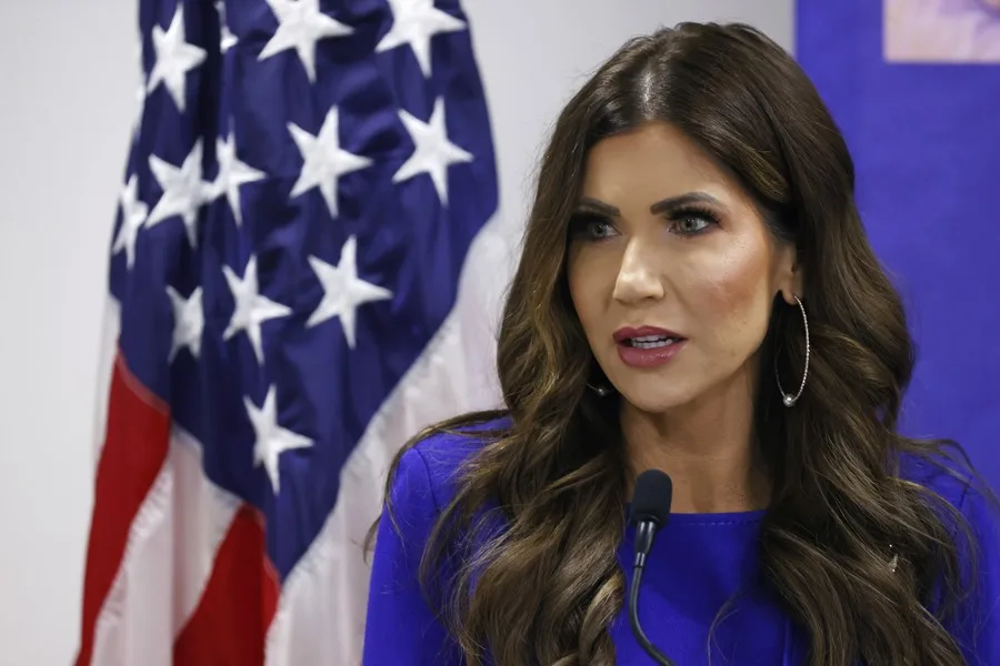 Kristi Noem insta a Trump a prohibir viajar a EE.UU. a personas de países que enviaron «invasores»
