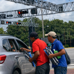 Reportan práctica irregular de vendedores de limpiavidrios en semáforos de Bávaro, Verón y Punta Cana