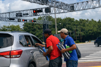 Reportan práctica irregular de vendedores de limpiavidrios en semáforos de Bávaro, Verón y Punta Cana
