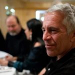 Epstein no estaba bien vigilado en prisión, según nuevos documentos sobre su muerte