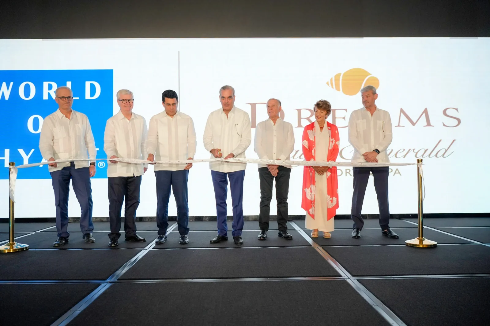Presidente Luis Abinader encabeza inauguración de nuevos hoteles Secrets Playa Esmeralda y Dreams Playa Esmeralda