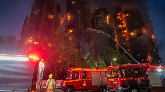 Hong Kong llora a sus muertos y exige justicia tras incendio mortal
