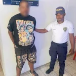 Hombre sorprendido intentando forzar vehículo en Uvero Alto es detenido y enviado a investigación