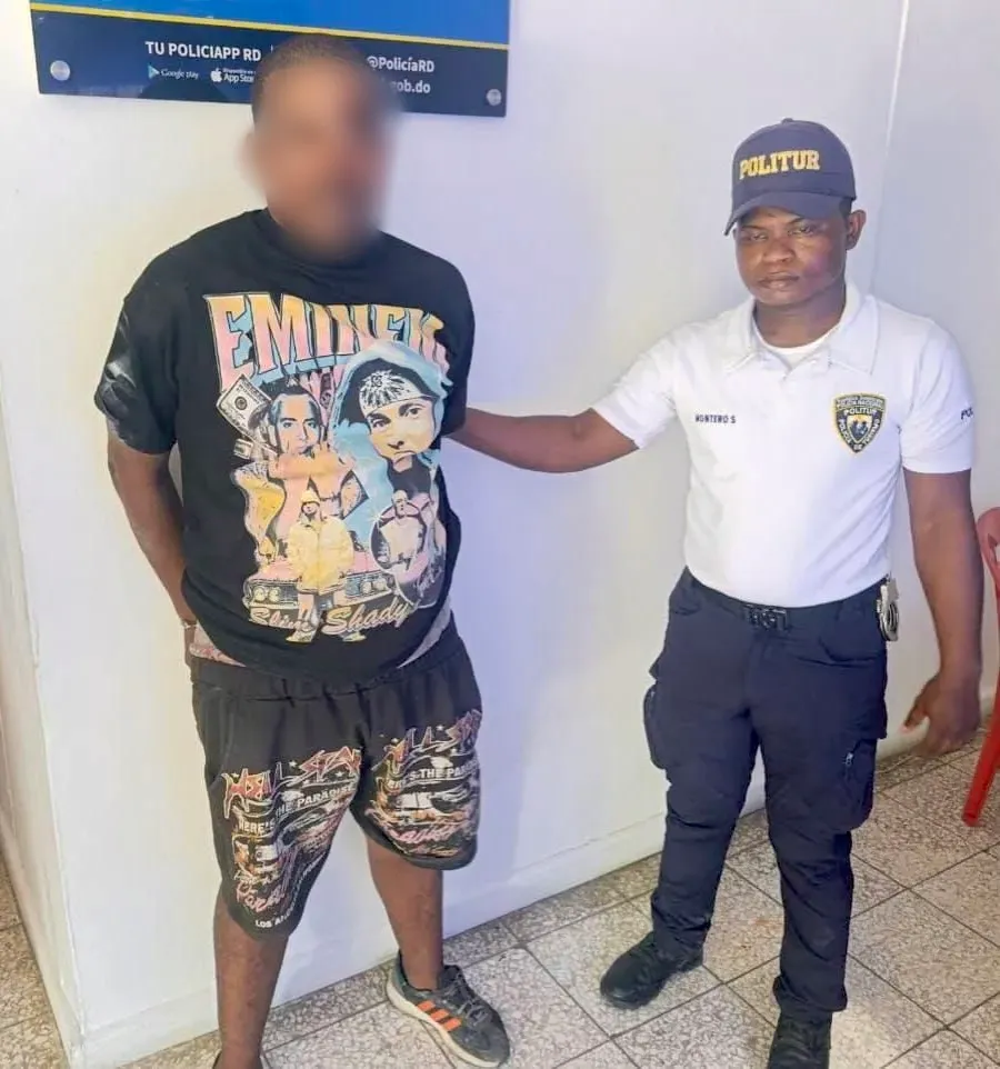 Hombre sorprendido intentando forzar vehículo en Uvero Alto es detenido y enviado a investigación