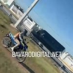 Graban motorista conduciendo entre postes de luz en el Boulevard Turístico del Este