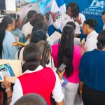 Jóvenes presentan sus currículums en feria aeronáutica apoyada por el Departamento Aeroportuario