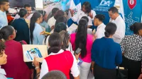 Jóvenes presentan sus currículums en feria aeronáutica apoyada por el Departamento Aeroportuario