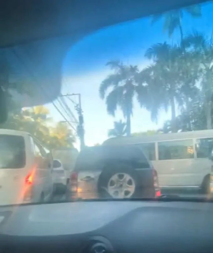 Denuncian que los tapones mañaneros en El Cortecito se deben al desorden del transporte turístico