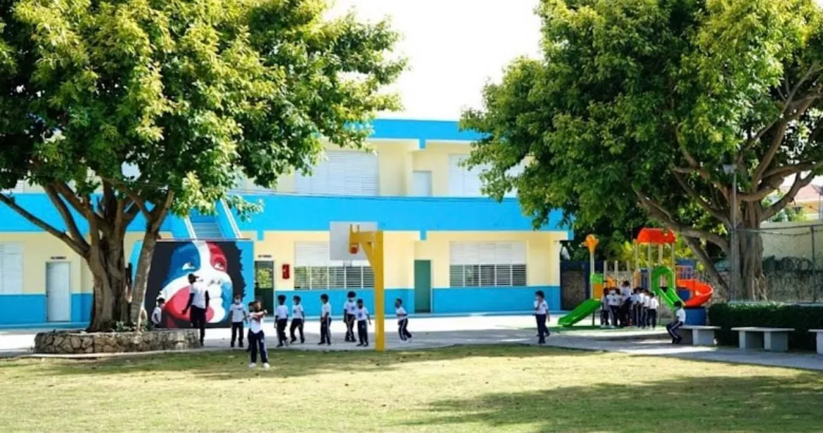 Padres denuncian presuntas irregularidades en el Colegio Segunda Milla, Bávaro