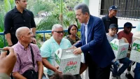 Leonel Fernández encabeza entrega de raciones alimenticias a sectores vulnerables