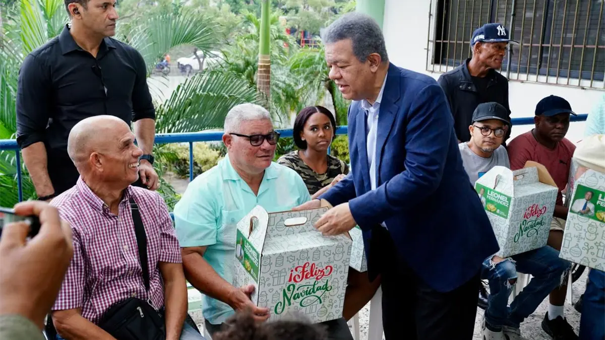 Leonel Fernández encabeza entrega de raciones alimenticias a sectores vulnerables