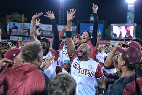 Gigantes clasifican al Round Robin y sepultan al Licey