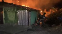 Incendio consume varias viviendas y negocios en Villa Playwood