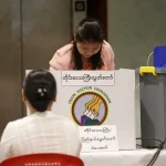 Abren los centros de votación en Birmania para unas elecciones sin oposición prodemocrática