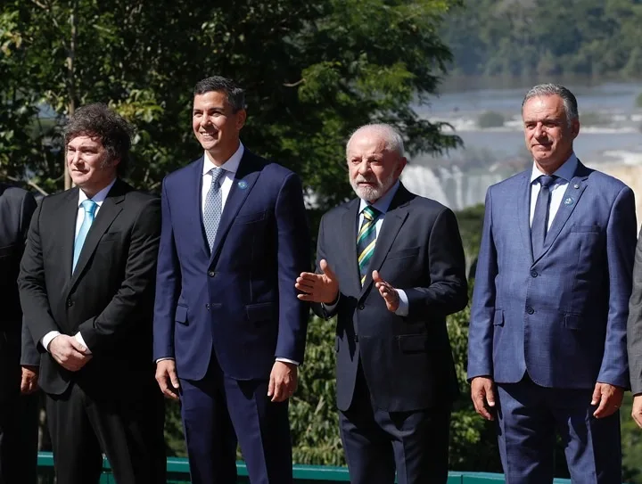 Milei cierra 2025 como el presidente de Suramérica con mejor imagen, aunque todos cargan un alto rechazo