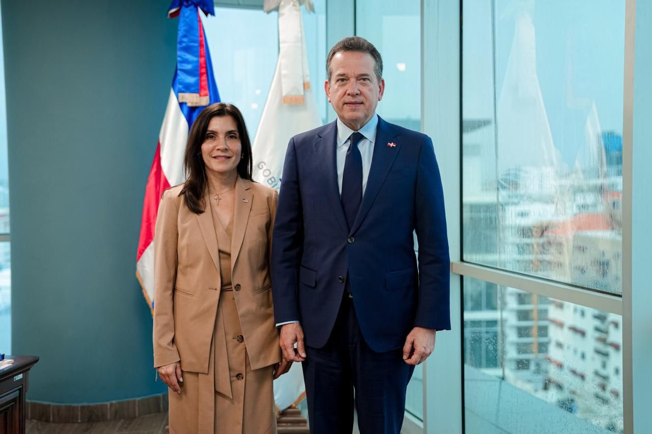 Ministro Bisonó recibe a la embajadora de los Estados Unidos Leah Campos