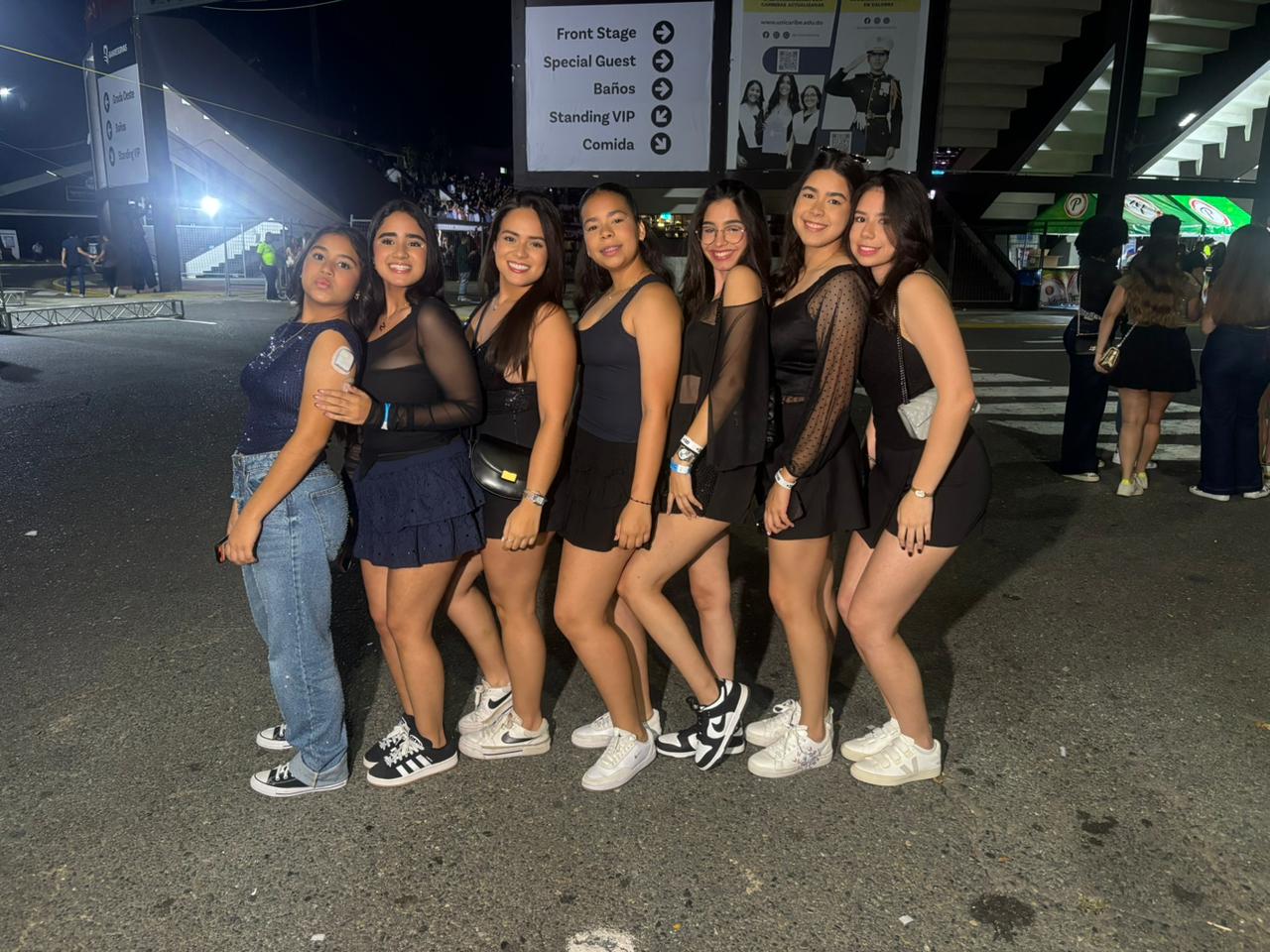 Fans llegan al concierto de Alleh y Yorghaki con outfits inspirados en “una noche estrellada en la ciudad”