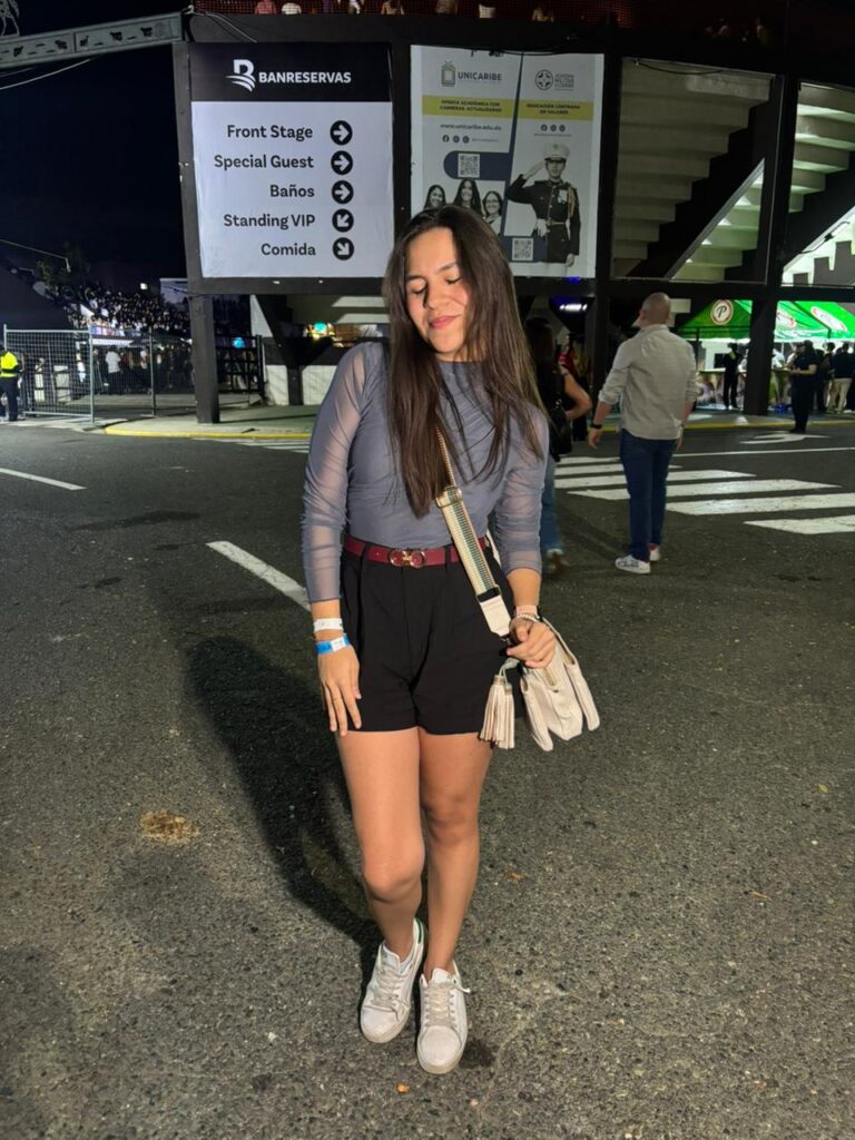 Fans llegan al concierto de Alleh y Yorghaki con outfits inspirados en “una noche estrellada en la ciudad” - Noticias de hoy en República Dominicana | De Último Minuto
