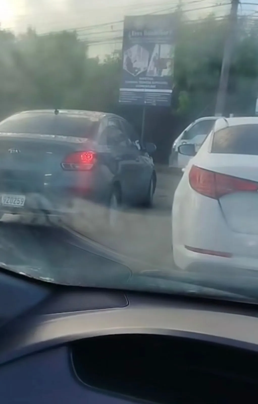 Ciudadanos piden acción de la DIGESETT ante vehículos mal estacionados en Friusa y otras avenidas de Bávaro