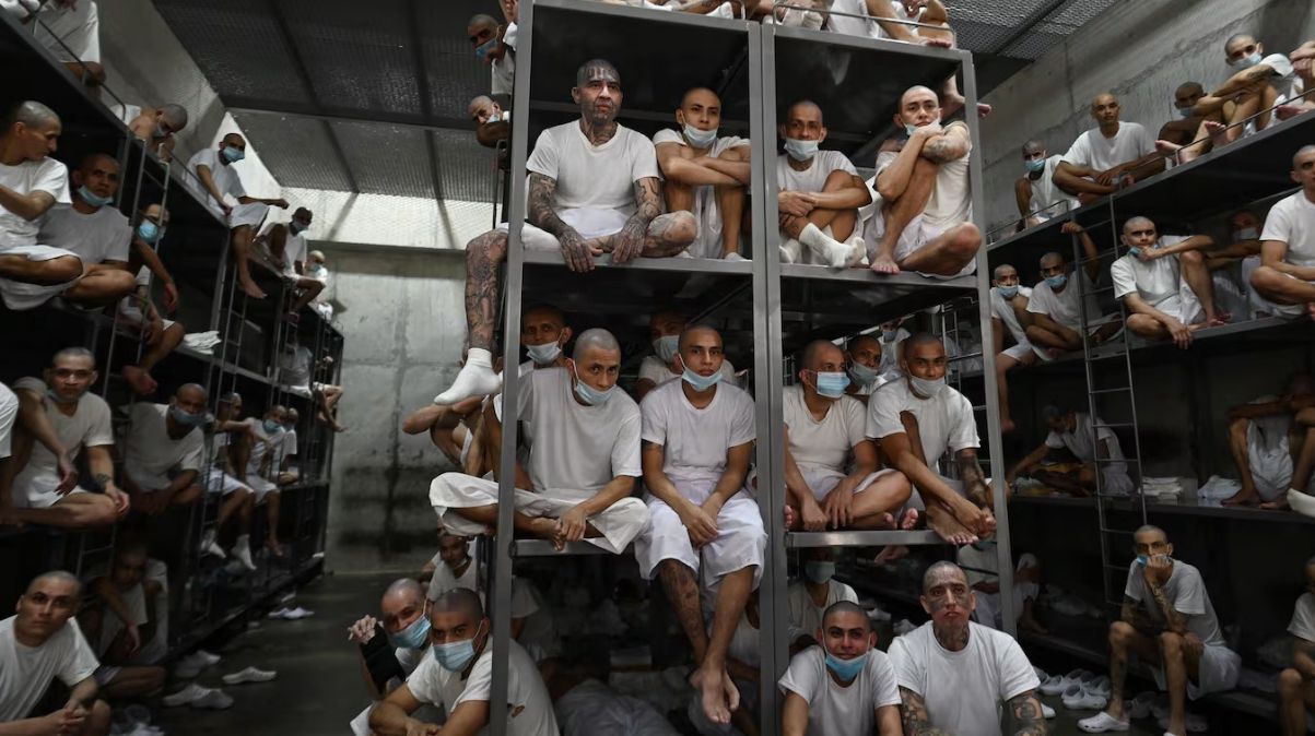 El Salvador impone condenas de hasta mil años a pandilleros