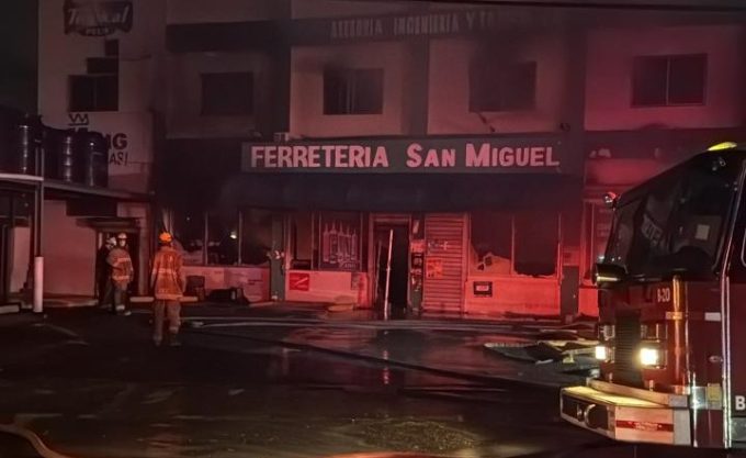 Autoridades logran controlar la mitad del incendio en ferretería