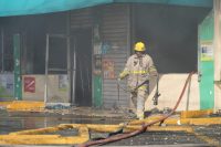 Bomberos entran en fase de remoción de escombros tras incendio en Ferretería San Miguel