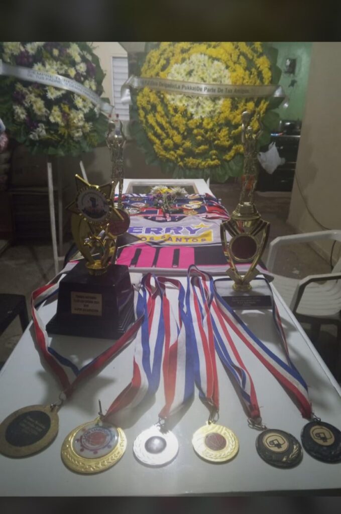 "Mi hijo era deportista, no un pandillero", así describe la madre del joven asesinado a tiros en La Caleta - Noticias de hoy en República Dominicana | De Último Minuto