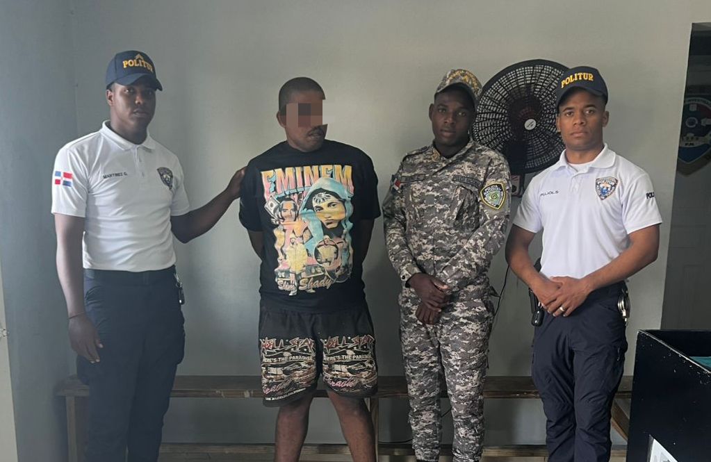 Capturan hombre tras intentar abrir vehículo en Uvero Alto