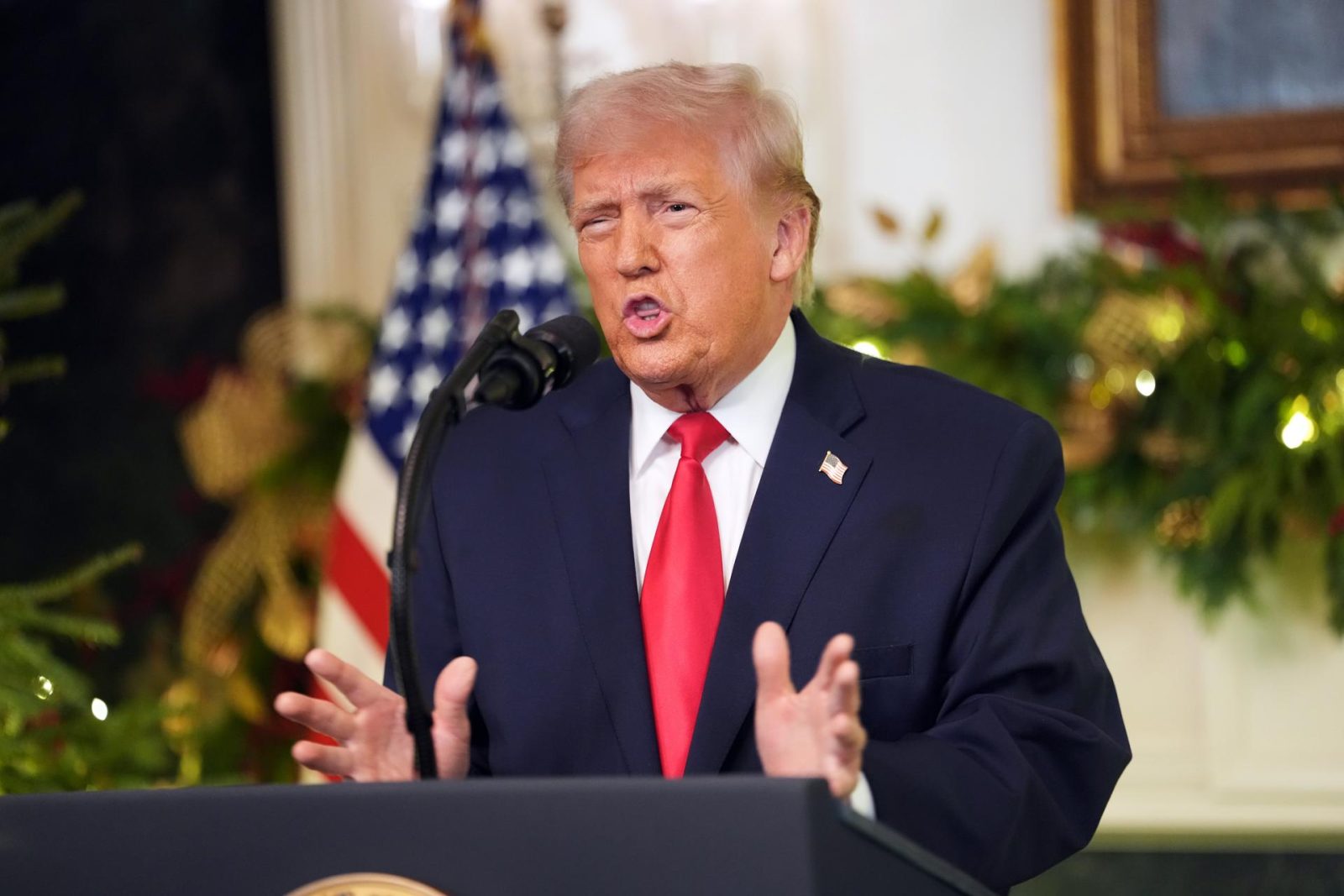 Trump arremete contra programas de comedia nocturnos y amenaza con retirar licencias a cadenas de TV