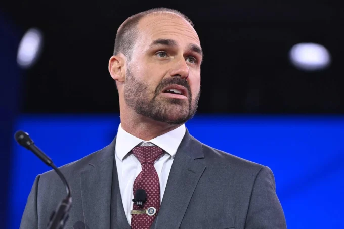 Cancelan el pasaporte diplomático a un hijo de Bolsonaro