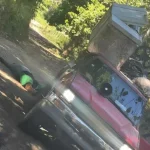 Dos hombres mueren electrocutados tras caer cable eléctrico sobre su vehículo en Gaspar Hernández