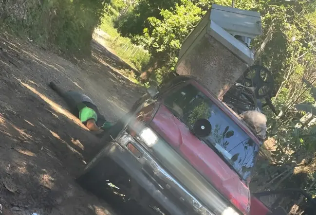 Dos hombres mueren electrocutados tras caer cable eléctrico sobre su vehículo en Gaspar Hernández