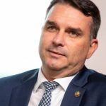 El hijo mayor de Bolsonaro anuncia su intención de disputar las elecciones a Lula en 2026