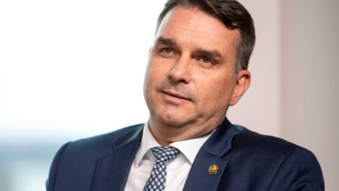 El hijo mayor de Bolsonaro anuncia su intención de disputar las elecciones a Lula en 2026