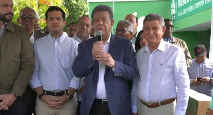 Leonel continúa entrega de alimentos a sectores vulnerables y afirma que la necesidad del pueblo es evidente