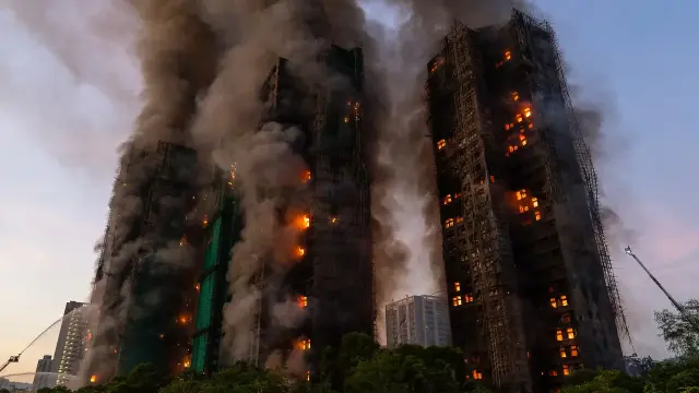 El incendio en Hong Kong deja ya 151 muertos y 13 arrestados por homicidio imprudente